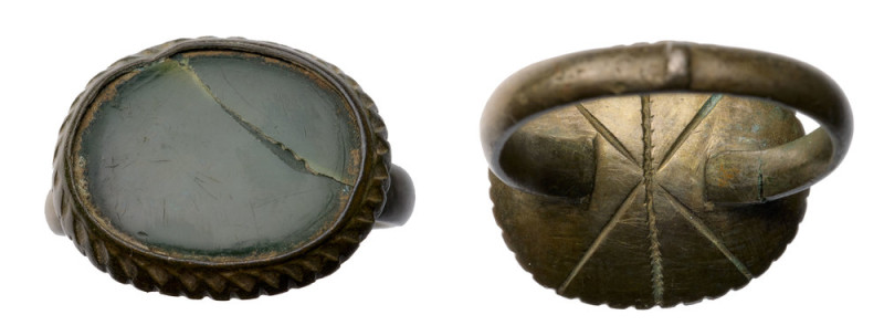 Roman Ring. Bronze Æ (7.9 gr.), 1st - 2nd Century AD. Simple cast ring with cent...