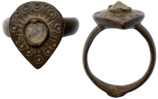Roman Ring. Bronze Æ (8.9 gr.), 1st - 2nd Century AD. Simple cast ring with tear drop-shaped central bezel incised with circular design.

Very Fine....