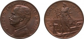 REGNO D'ITALIA. VITTORIO EMANUELE III. 5 CENTESIMI PRORA 1913 - Roma. Rame, 5,02 gr, 25 mm. SPL. Molto Rara. Ex Varesi 58. Senza punto.
D: VITTORIO. ...