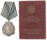 Ausland Russland
UdSSR Admiral Uschakov Medaille am Dreiecksband mit Besitzzeugnis von 1945, rückseitig zum Zeugnis passend gepunzt 12292, getragen 4...