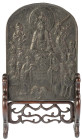Ethnologika Asien
 China, Bronzeplakette aus der Ming-Qing-Dynastie mit Holzständer, das Vorderseiten Relief zeigt eine buddhistische Szenerie, eine ...