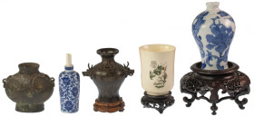 Ethnologika Asien
 schönes Lot aus fünf ostasiatischen Vasen aus Keramik und Bronze, teilweise mit fein ausgearbeiteten Holzständern, unbedingt besic...