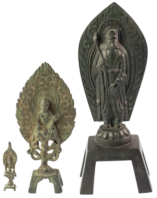 Ethnologika Asien
 China (?), schönes Lot aus drei stehenden Bronze Buddhas mit...