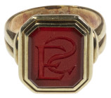 Ring aus 585er Gold, eingefasst ist ein roter Halbedelstein mit glatter Oberfläche, graviert ES (S spiegelverkehrt), Durchmesser der Innenseite 18 mm ...