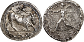 LE MONDE GREC
Sicile
Catane. Tétradrachme vers 461-450 av. J.-C. Le dieu fleuve Amenanos sous la forme d'un taureau à tête d'homme barbu avançant à ...