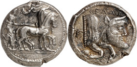 LE MONDE GREC
Sicile
Gela. Tétradrachme vers 480-470 av. J.-C. Quadrige au pas à droite. Au-dessus, une Niké volant pour couronner les chevaux de la...