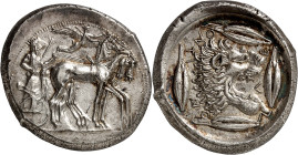 LE MONDE GREC
Sicile
Léontinoi. Tétradrachme vers 475 av. J.-C. Quadrige au pas à droite, une Niké volant pour couronner les chevaux / Quatre grains...