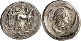 LE MONDE GREC
Sicile
Syracuse. Tétradrachme vers 466-450 av. J.- C. Quadrige au pas conduit par un aurige à droite. Au-dessus, niké volant à droite....