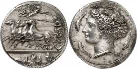 MONDE GREC
Sicile
Syracuse. Décadrachme signé par Kimon vers 405 av. J.-C. Niké tenant une couronne et volant à droite, au-dessus d’un quadrige à ga...