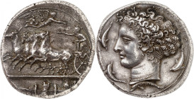 MONDE GREC
Sicile
Syracuse. Décadrachme signé par Kimon, vers 405-400 av. J.-C. Niké tenant une couronne et volant à droite, au-dessus d’un quadrige...