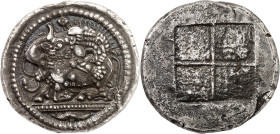 LE MONDE GREC
Macédoine
Acanthe. Tétradrachme vers 530-480 av. J.-C. Lion à droite saisissant un taureau tourné vers la gauche. A l'exergue, fleur d...