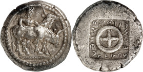 LE MONDE GREC
Macédoine

Edones. Getas, 479-465 av. J.-C. Octodrachme vers 479-465 av. J.-C. Héro à droite, coiffé d’un petasos, marchant entre deu...