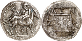 LE MONDE GREC
Macédoine
Mende. Tétradrachme vers 423 av. J.-C. Dionysos barbu et mi-nu couché sur un âne marchant à droite et tenant dans sa main dr...