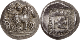 LE MONDE GREC
Macédoine
Olynthe. Tétradrachme vers 500 av. J.-C. Quadrige au pas à droite / Oiseau volant à gauche au centre d’un petit carré incus....