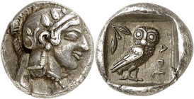 LE MONDE GREC
Attique
Athènes. Drachme vers 467-465 av. J.-C. Tête d'Athéna coiffée d'un casque orné de trois feuilles d'olivier, à droite / Chouett...