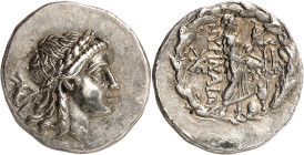 LE MONDE GREC
Aiolis
Myrina. Drachme vers 160 av. J.-C. Tête laurée d'Apollon à droite / Apollon debout à droite tenant une branche de laurier et un...