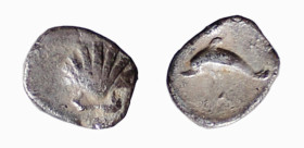 CALABRIA - TARENTUM (IV - III a.C.) MEZZO OBOLO gr.0,34 -D/Conchiglia R/Delfino a s. - Ar - Vlasto 1507 BB+
