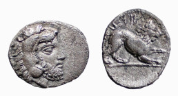 LUCANIA - HERACLEA (circa 432-420 a.C.) DIOBOLO gr.1,0 -D/Testa di Ercole con pelle leonina a d. R/Leone a d. - Ar - Sng.Ans. 6 qSPL