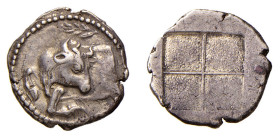 MACEDONIA - AKANTOS (Circa 470-390 a.C.) TETROBOLO gr.2,4 - D/Protome taurina rivolta a s. con sopra un ramo d'olivo R/Quadrato incuso quadripartito -...