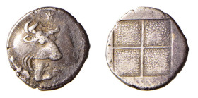 MACEDONIA - AKANTOS (Circa 470-390 a.C.) TETROBOLO gr.2,4 - D/Protome taurina rivolta a s. con sopra un fiore R/Quadrato incuso quadripartito - Ar - S...