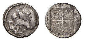 MACEDONIA - AKANTHOS (circa 470-390 a.C.) TETROBOLO gr.2,0 -D/Protome di toro a s. con testa rivolta all'indietro, sopra una piccola svastica R/Quadra...