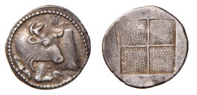 MACEDONIA - AKANTHOS (circa 470-390 a.C.) TETROBOLO gr.2,4 - D/Protome di toro a s. con testa rivolta all'indietro, sopra Π R/Quadrato puntinato quadr...