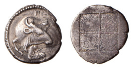 MACEDONIA - AKANTHOS (circa 470-390 a.C.) TETROBOLO gr.2,3 - D/Protome di toro a s. con testa rivolta all'indietro, sopra Π E R/Quadrato puntinato qua...