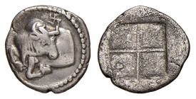 MACEDONIA - AKANTHOS (circa 470-390 a.C.) TETROBOLO gr.2,1 -D/Protome di toro a s. con testa rivolta all'indietro, sopra una piccola svastica R/Quadra...