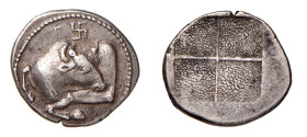 MACEDONIA - AKANTHOS (circa 470-390 a.C.) TETROBOLO gr.2,5 - D/Protome di toro a s. con testa rivolta all'indietro, sopra una piccola Π e svastica R/Q...