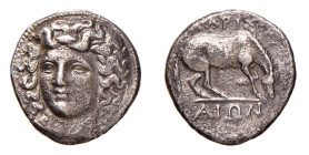 THESSAGLIA - LARISSA (355-342 a.C.) DRACMA gr.5,5 - D/Volto di tre quarti della ninfa Larissa R/Cavallo a d. nell'atto di inginocchiarsi con sopra ΛAP...