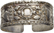 ANCIENT SILVER BRACELET.

Weight : 37.08 gr
Diameter : 52 mm