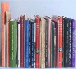 Konvolut (Antike Numismatik).


Ca. 38 Bücher / Hefte über Antike Numismatik, u. a. einige Aufsätze und Sonderdrucke. Verschiedene Einbände.