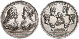 EUROPA. ENGLAND. George II., 1727-1760. 
Silbermedaille 1732 (von J. Croker u. J. S. Tanner, 69,4 mm), auf die Königliche Familie. Brustbilder George...