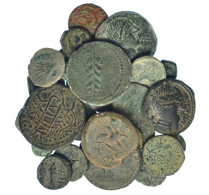 27 monedas: 1 dupondio, 6 ases y 20 semis y cuadrantes ibéricos e ibero-romanos ...