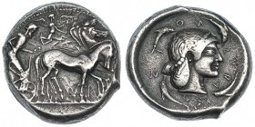 SICILIA. Siracusa. Tetradracma (485-478 a.C.). A/ Cuádriga a der., encima la Victoria. R/ Cabeza de Artemisa-Aretusa con diadema de cuentas, rodeada d...