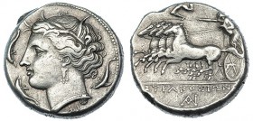SICILIA. Siracusa. Tetradracma (344-317 a.C.). A/ Cabeza de Perséfone a izq., alrededor tres delfines, debajo monograma FI. R/ Cuádriga a izq., encima...