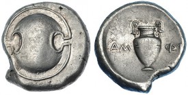 BEOCIA. Tebas. Estátera (385-338 a.C.). A/ Escudo beocio. R/ Ánfora, a los lados AM-FI. AR 12,26 g. SNG-Cop. 348. Flan irregular. MBC+.