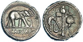JULIO CÉSAR. Denario. Galia (54-51 a. C.). A/ Elefante a der. sobre carnyx; en el exergo: CAESAR. R/ Símpulo, aspérgilo, hacha y apex. FFC-50. SB-49. ...
