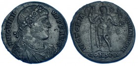 JOVIANO. Maiorina. Constantinopla (363-364). A/ Busto diademado, drapeado y con coraza a der. R/ Joviano con lábaro y la Victoria; VITORIA ROMANORVM, ...