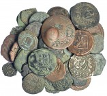 43 cobres: Reyes Católicos (4), Felipe II (6), Felipe III y Felipe I (17), a martillo; Felipe III y Felipe IV, resellos (11); Felipe IV, 1661-1664 (5)...