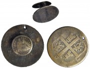 Lote de 3 botonaduras, 2 con 4 reales de Caracas y con agujero (1819-1820) y 1 dime de EE.UU, 1854 y 1858 y 1 con real de Caracas y fragmento de otro....