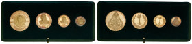 ARABIA Abd al-Aziz bin Sa’ud - Set di medaglie 1293-1373 AH - AG dorato (g 24,01 + 12,09 + 6,12 + 3,59) Lotto di quattro medaglie in astuccio verde
F...