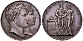 Medaglia 1810 Matrimonio a Parigi di Napoleone con Maria Luisa D/ Teste accollate a dx R/ Gli sposi in piedi si stringono la mano davanti ad un altare...