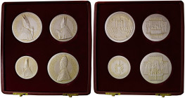 Giovanni XXIII (1958-1963) e Paolo VI (1963-1976) Lotto di quattro medaglie in astuccio della Johnson dedicato - Opus: Giampaoli AG dorato marcato 925...