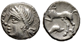 Gallia. Haedui 
Quinar ca. 55 v. Chr. Büste nach links, davor ATRILLI F. / Pferd nach links über Delphin, darüber ORCETIRIX. LT 4805, Scheers 352. 1,...