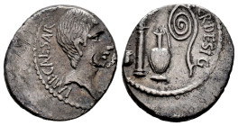 Octavian. Denarius. 37 a.C. South of Italy. (Craw-538/1). (BMCRR Gaul-116). (Rsc-91). Anv.: IMP•CAESAR•(DIVI•F•III•VIR•ITER•R•P•C.) bare head to right...