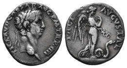Claudius. Denarius. 44-45 AD. Lugdunum. (Ric-I 28). (Rsc-56). Anv.: TI CLAVD•CAESAR AVG P•M•TR•P•IIII, laureate head right. Rev.: PACI AVGVSTAE, Pax-N...