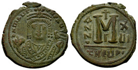 Mauricius Tiberius. Follis. 597-598 AD. Antioch. (Sear-533). (Doc-168b). Anv.: Facing bust of Maurice, wearing crown with pendilia and consular robes,...
