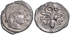 ITALIEN, SIZILIEN / Stadt Syrakus, AR Litra (474-450 v.Chr.). Kopf der Artemis-Arethusa mit Perlendiadem r., SVRA. Rs.Oktopus. 0,59g.
f.vz/vz
Sear 9...