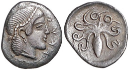 ITALIEN, SIZILIEN / Stadt Syrakus, AR Litra (474-450 v.Chr.). Kopf der Artemis-Arethusa mit Perlendiadem r., SVRA. Rs.Oktopus. 0,65g.
f.vz
Sear 929;...